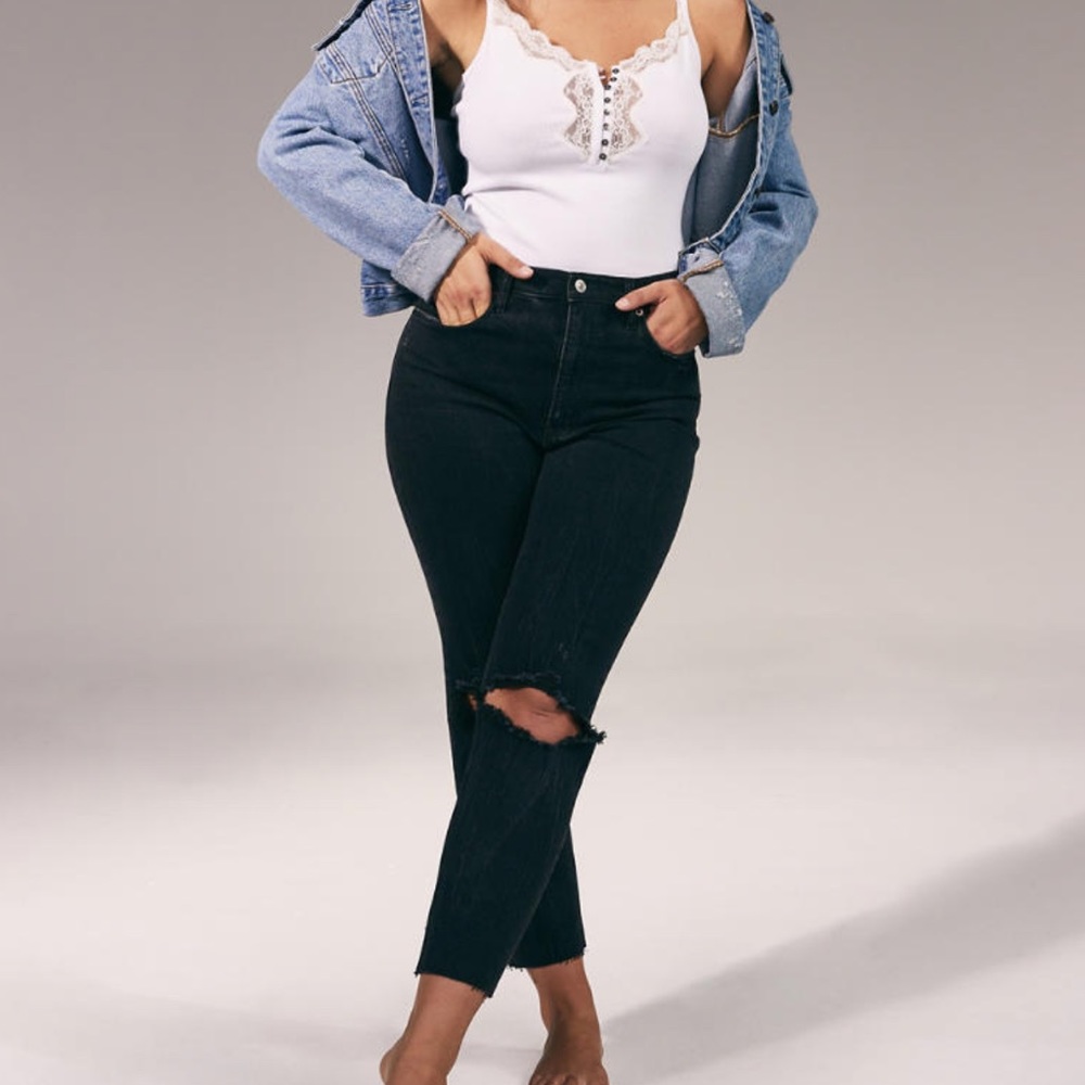 Abercrombie Ultra High Rise Ripped Mom Jeans NWT
